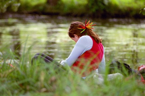 Titelfoto: Juliane im Kanu, gruener Hintergrund